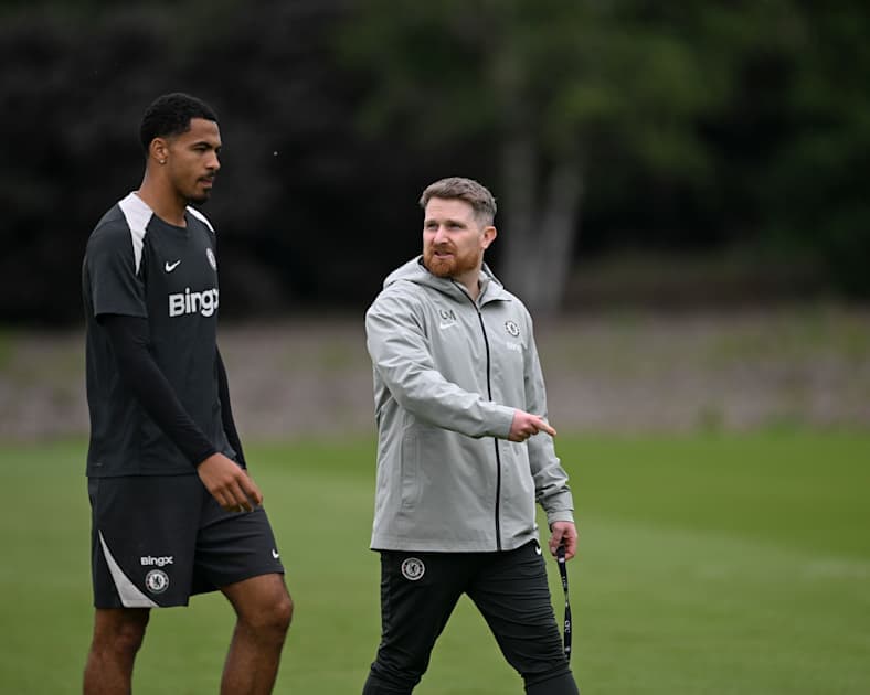Joueur et entraîneur discutant lors d'un entraînement