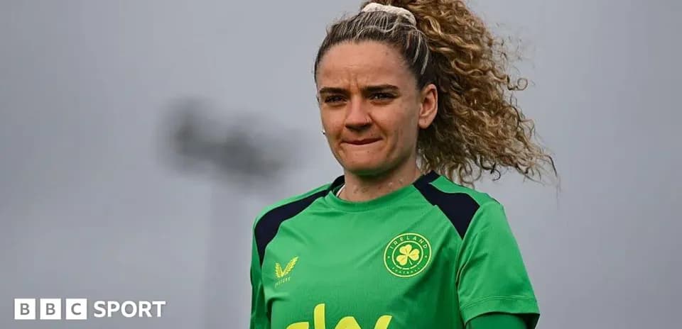Joueuse en tenue de gardien d'équipe irlandaise