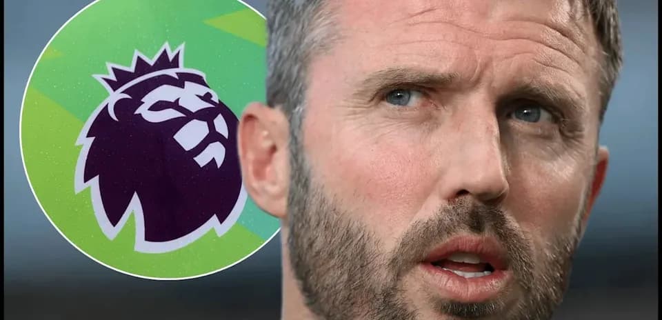 Homme parlant avec le logo de la Premier League en arrière-plan