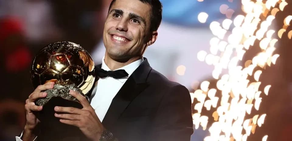 Joueur célébrant avec le Ballon d'Or sur scène