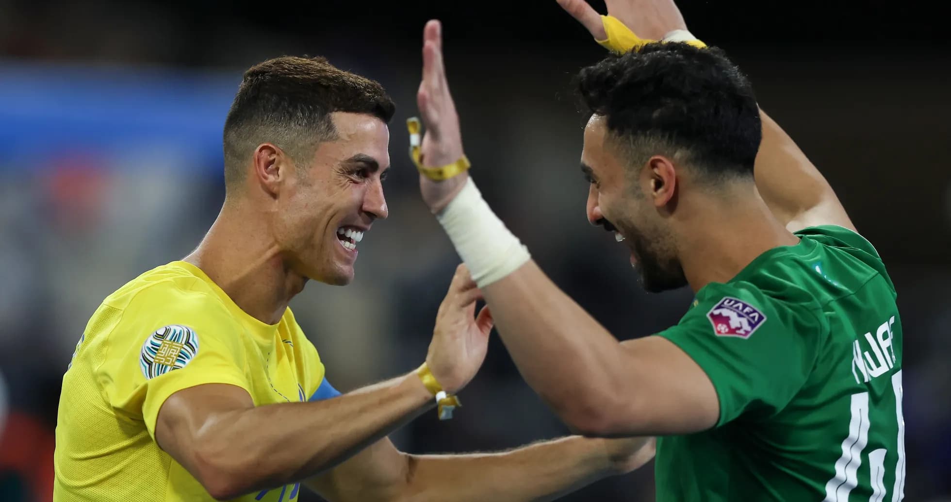 Deux joueurs célébrant après un match de football