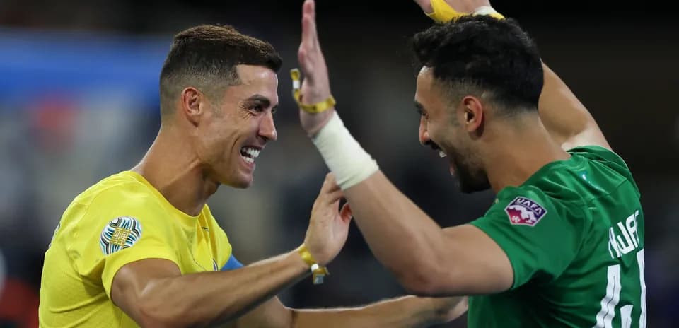 Deux joueurs célébrant après un match de football