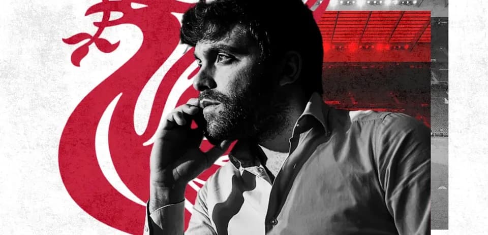 Homme au téléphone devant un fond Liverpool