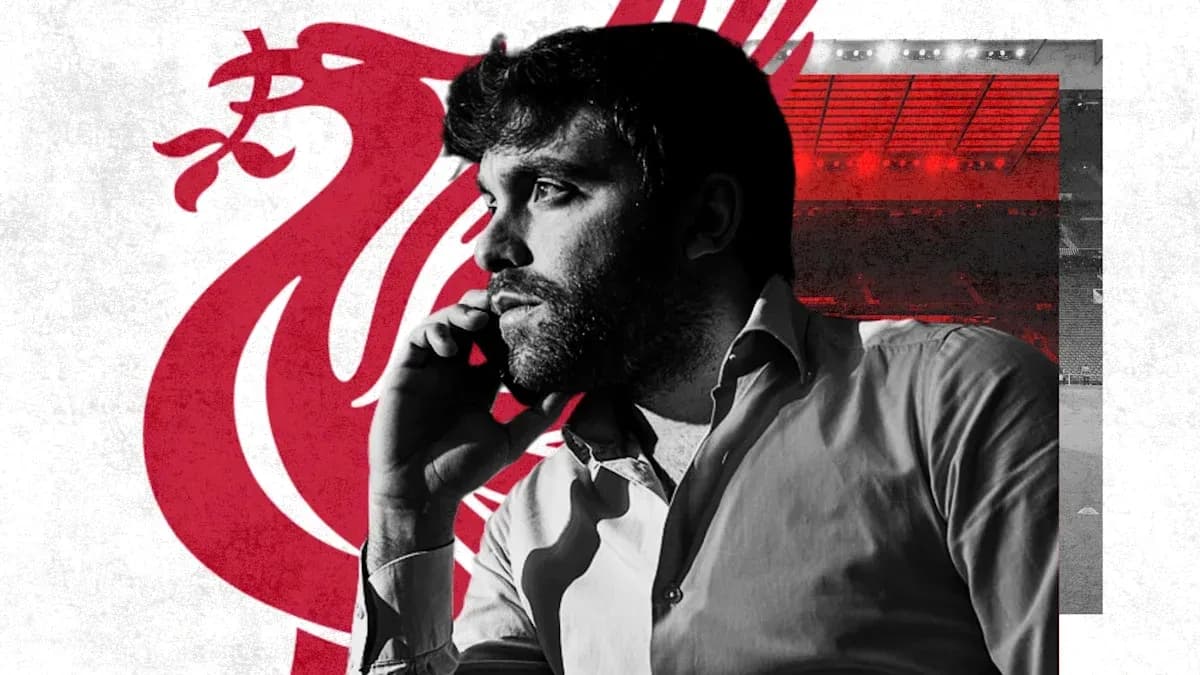Homme au téléphone devant un fond Liverpool