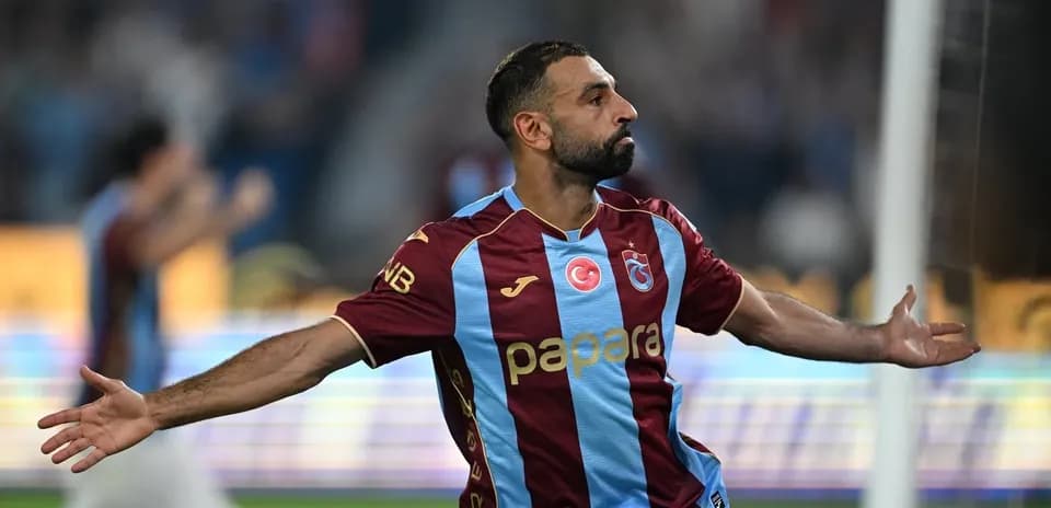 Joueur de Trabzonspor célébrant un but marqué