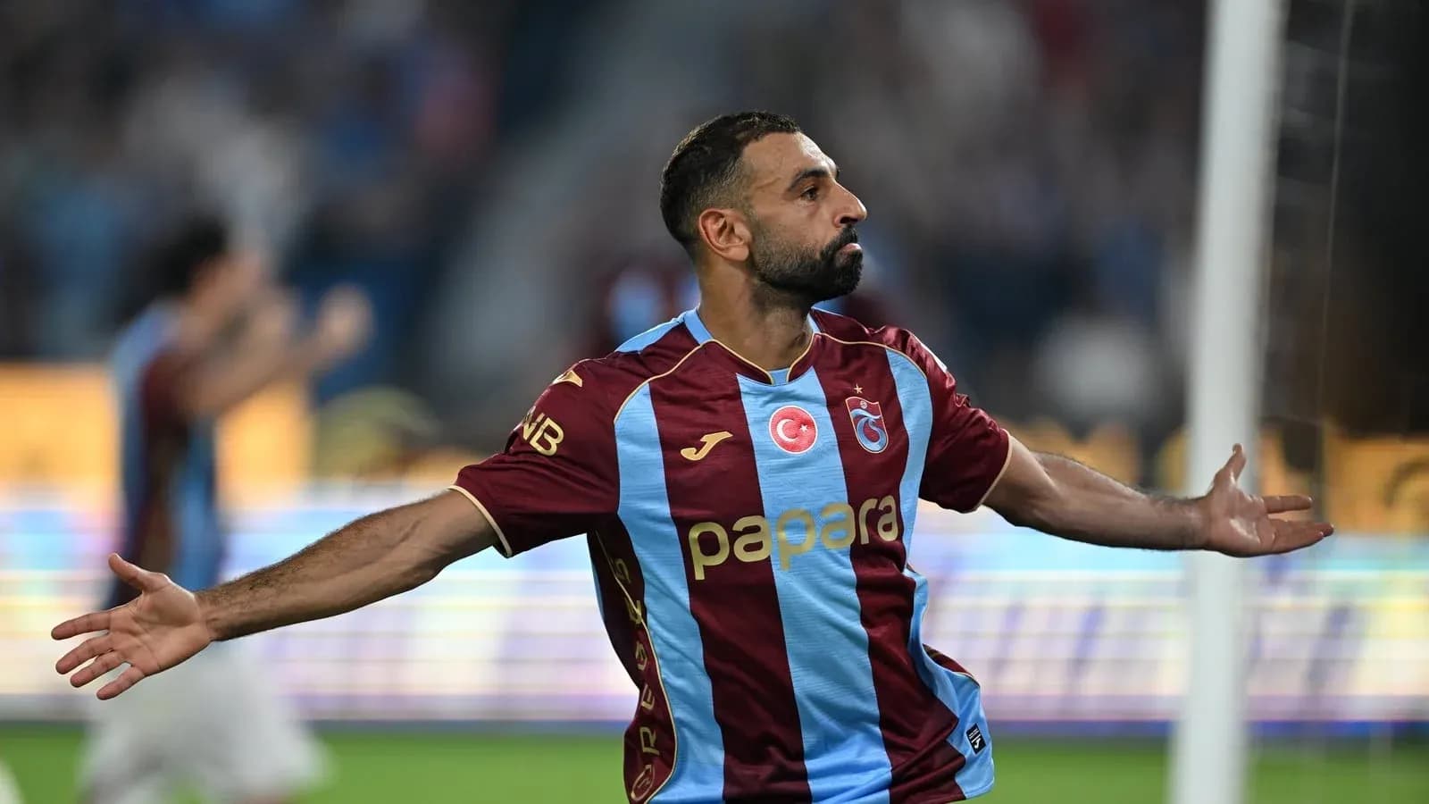 Joueur de Trabzonspor célébrant un but marqué
