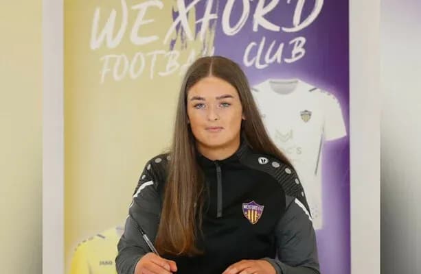 Joueuse signant un contrat avec Wexford Football Club