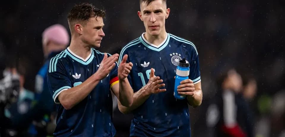 Deux joueurs allemands discutant après un match