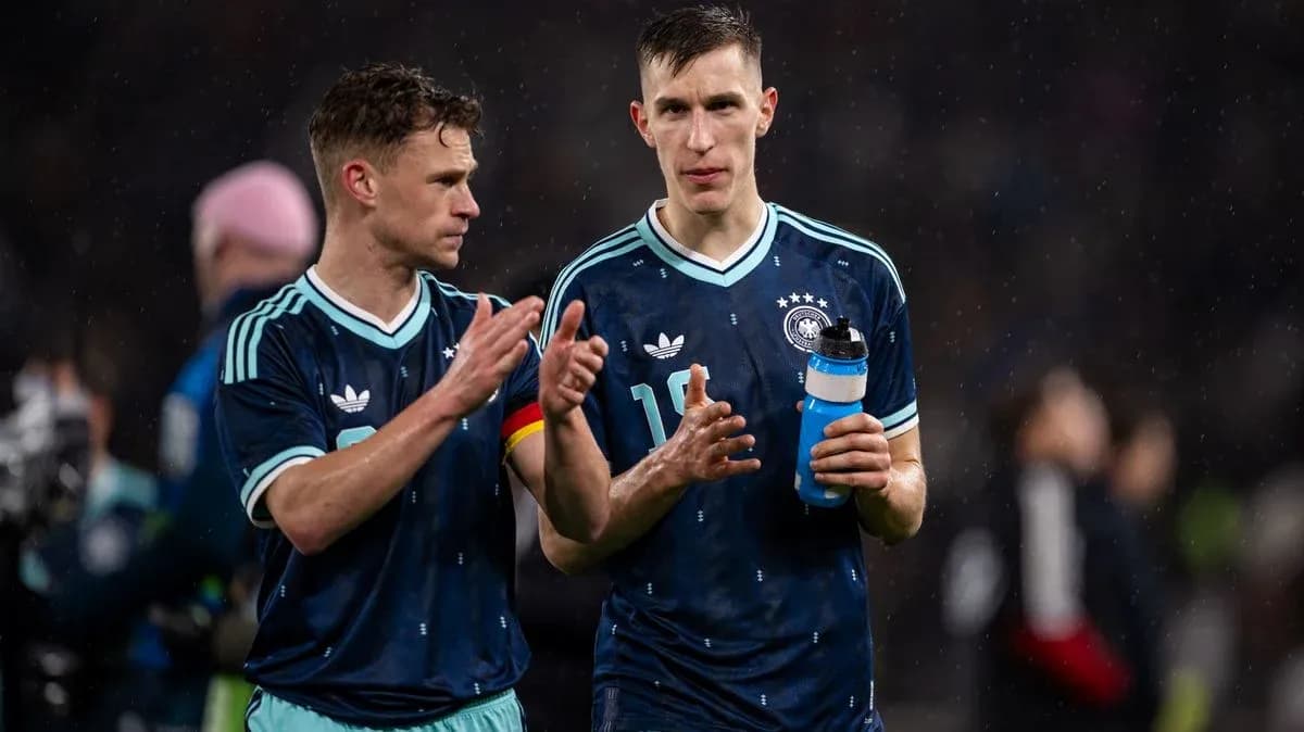 Deux joueurs allemands discutant après un match