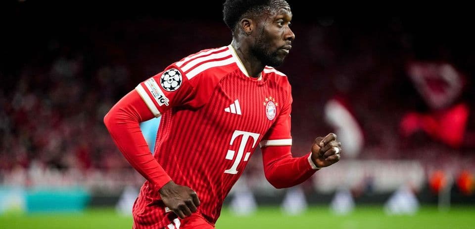 Joueur de Bayern Munich courant sur le terrain
