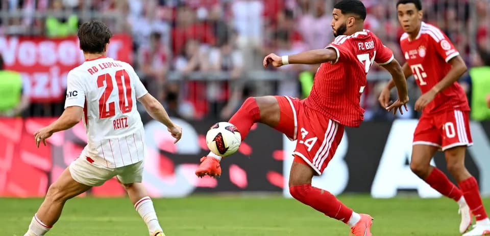 Joueur de Bayern Munich dribblant un adversaire de RB Leipzig