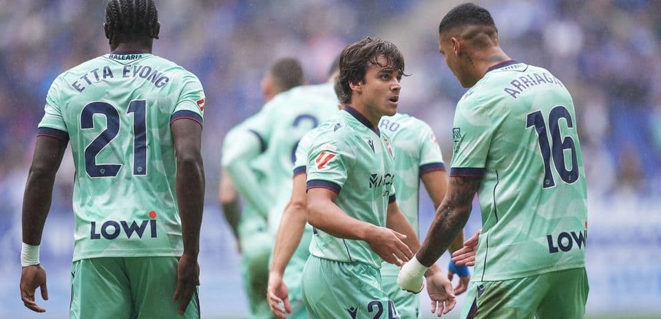 Joueurs de Levante en discussion pendant le match
