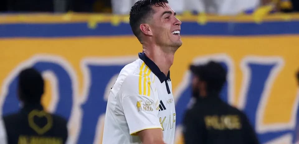 Joueur souriant après une action sur le terrain