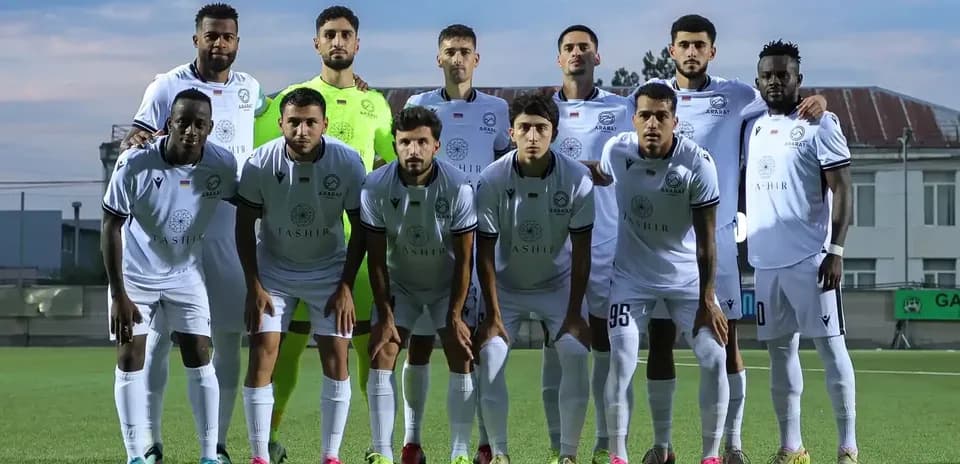 Équipe d'Ararat-Armenia en formation sur le terrain