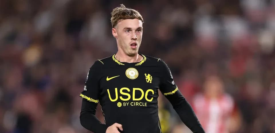 Joueur en maillot noir de Chelsea sur le terrain