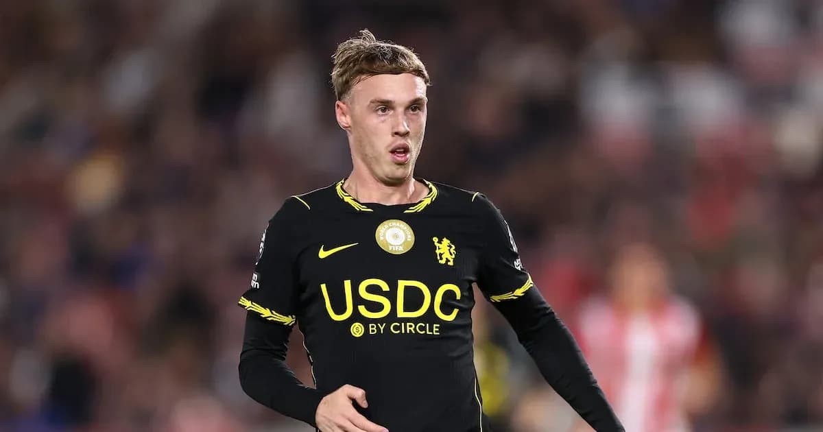 Joueur en maillot noir de Chelsea sur le terrain
