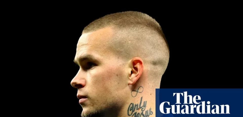 Profil d'un joueur de football avec tatouage visible