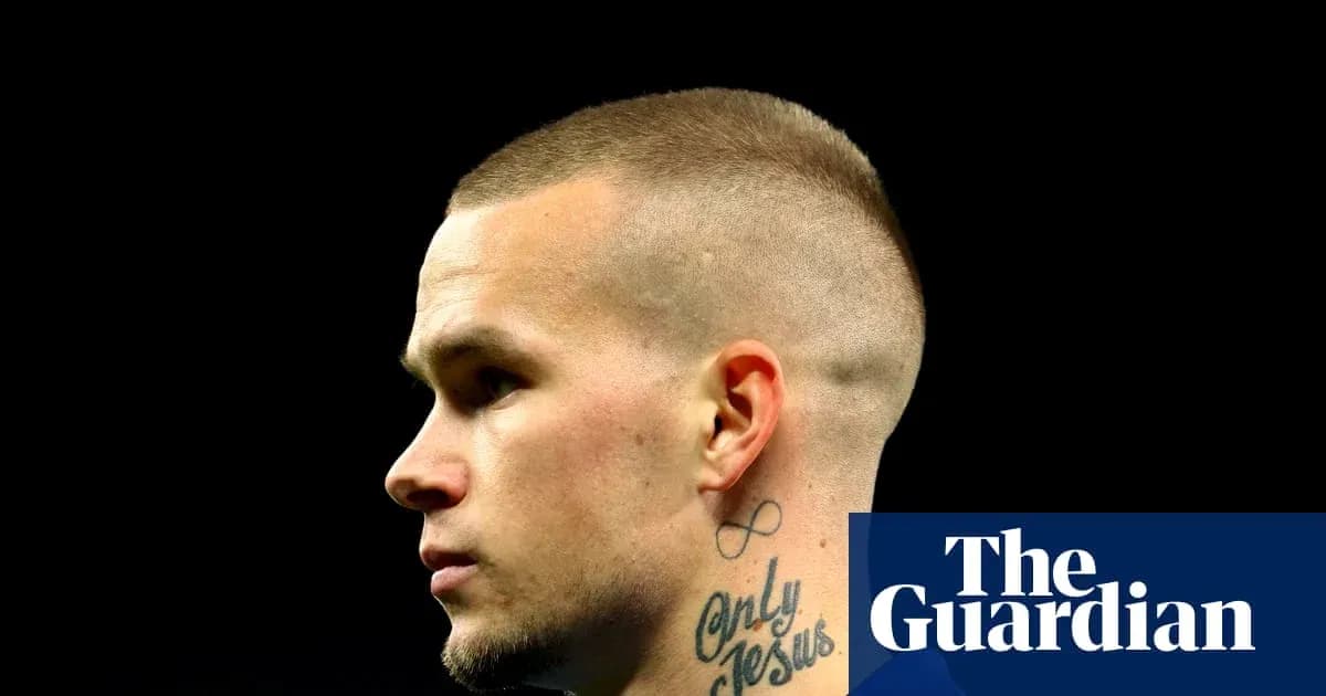 Profil d'un joueur de football avec tatouage visible