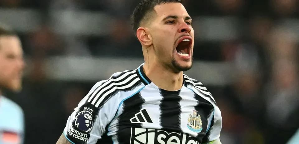 Joueur de Newcastle célébrant avec enthousiasme