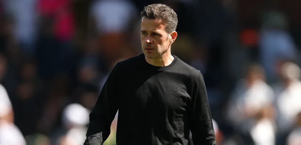 Entraîneur marchant sur le terrain pendant un match