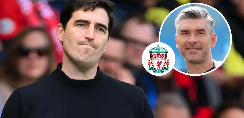Entraîneur regardant le match avec logo de Liverpool