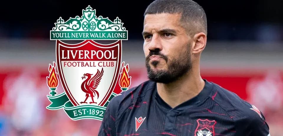 Joueur de football devant le logo de Liverpool FC