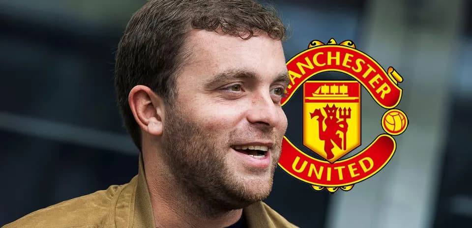 Homme souriant avec logo de Manchester United en arrière-plan