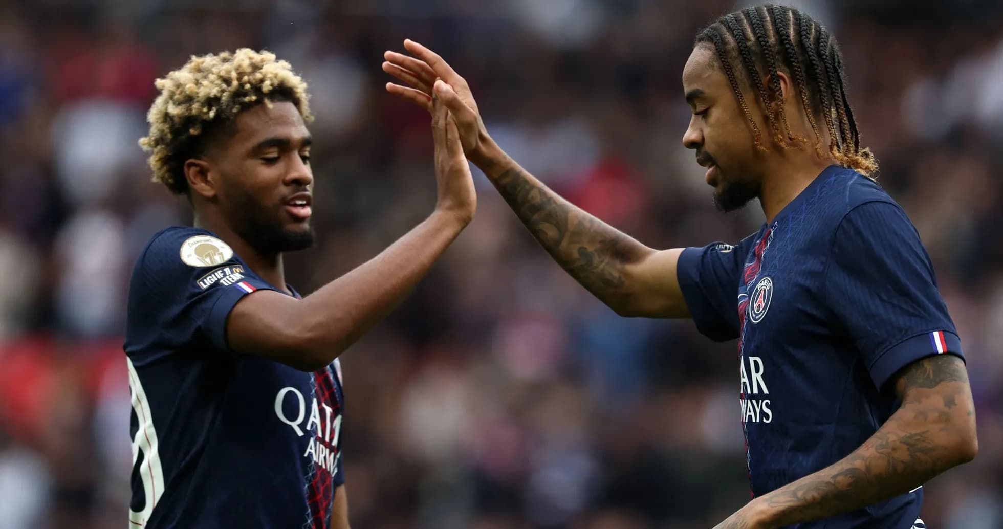 Joueurs du PSG se félicitant lors d'un match