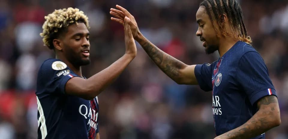 Joueurs du PSG se félicitant lors d'un match