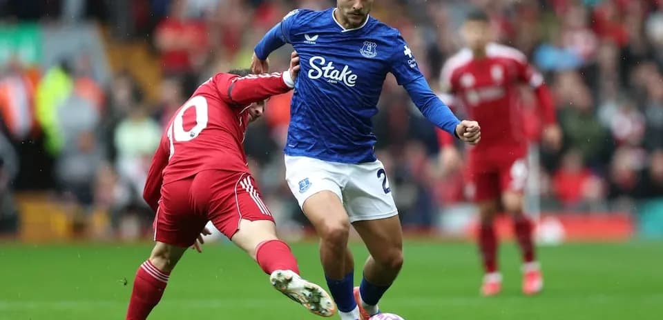 Un joueur d'Everton dribble un adversaire de Liverpool