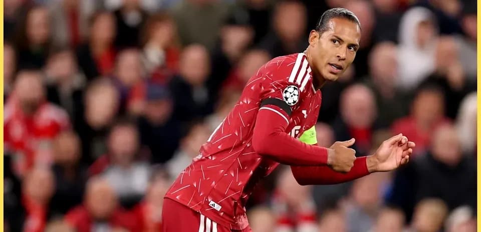 Joueur en maillot rouge gesticulant sur le terrain