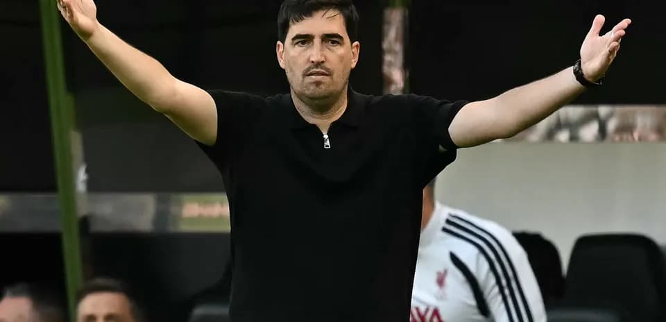 Entraîneur gesticulant sur le bord du terrain