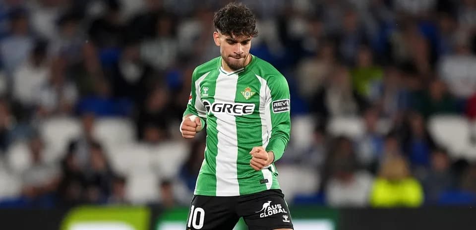 Joueur du Real Betis célébrant un but sur le terrain