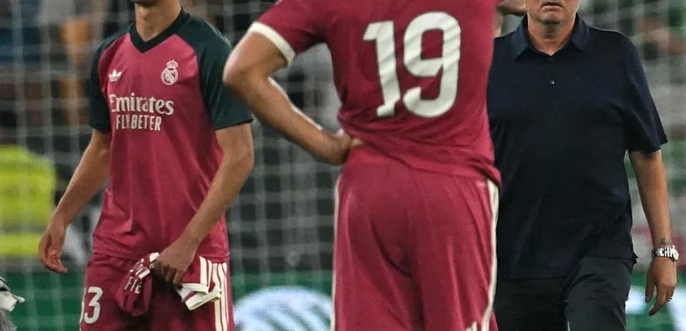 Joueurs de l'équipe discutant avec l'entraîneur après match