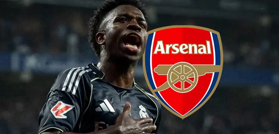 Joueur célébrant un but avec logo d'Arsenal en arrière-plan