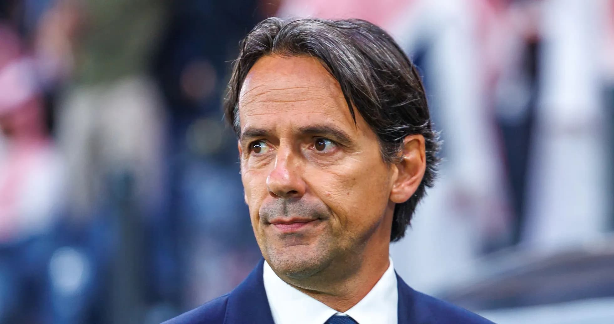 Entraîneur observant le match depuis le bord du terrain