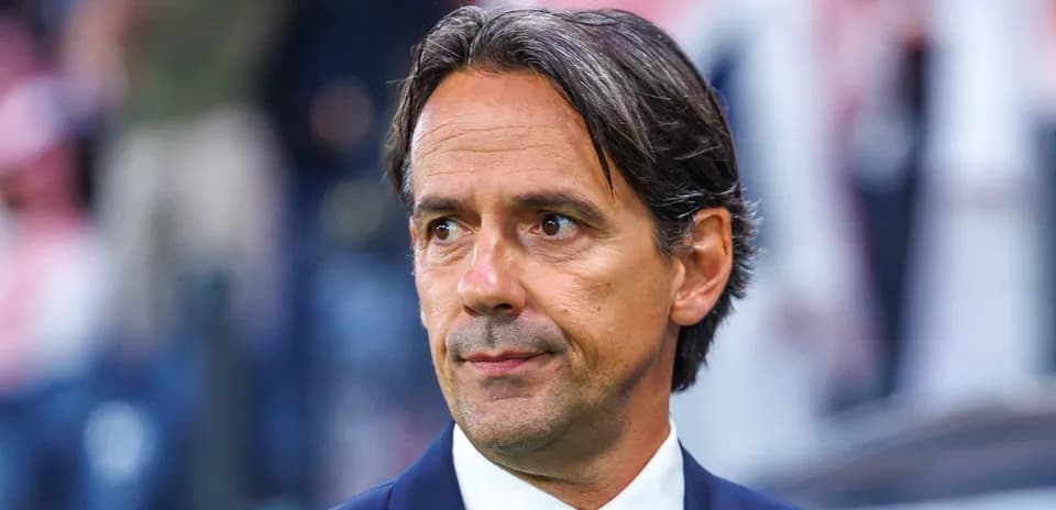 Entraîneur observant le match depuis le bord du terrain