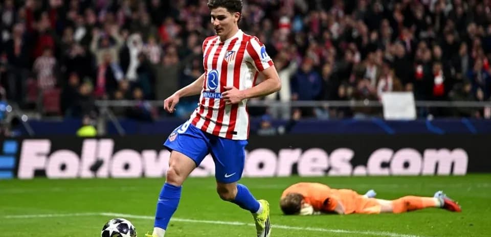 Joueur d'Atlético Madrid célébrant un but, gardien au sol