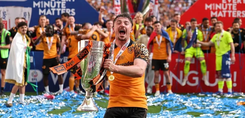 Joueur célébrant avec le trophée sur le terrain