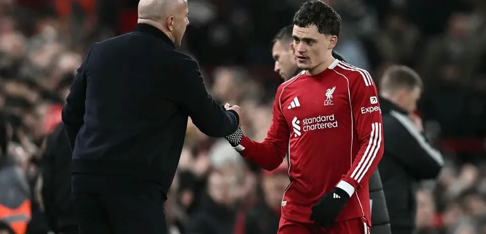 Joueur de Liverpool serrant la main de l'entraîneur
