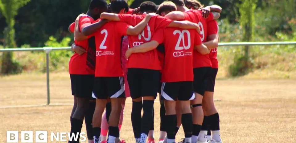 Joueurs se rassemblant en cercle avant le match