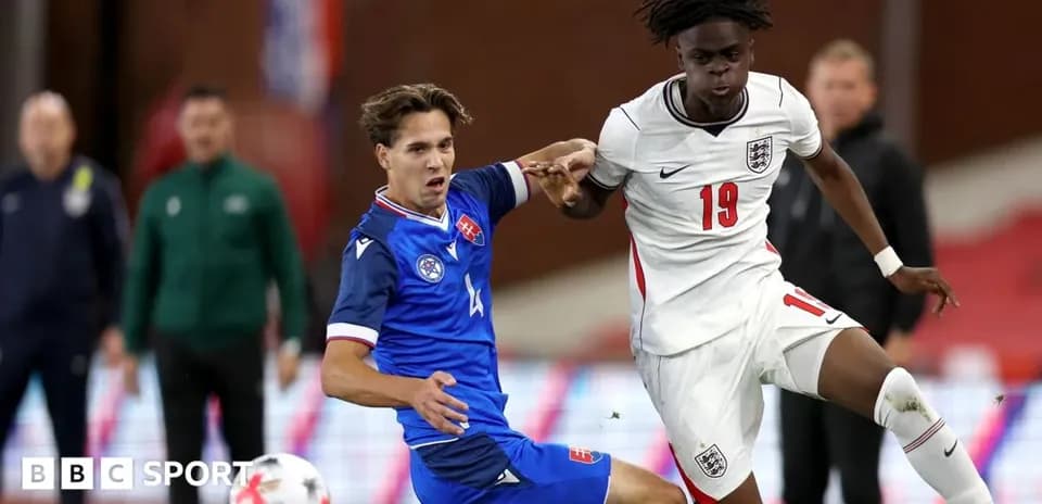 Joueur anglais dribblant un adversaire slovaque lors du match