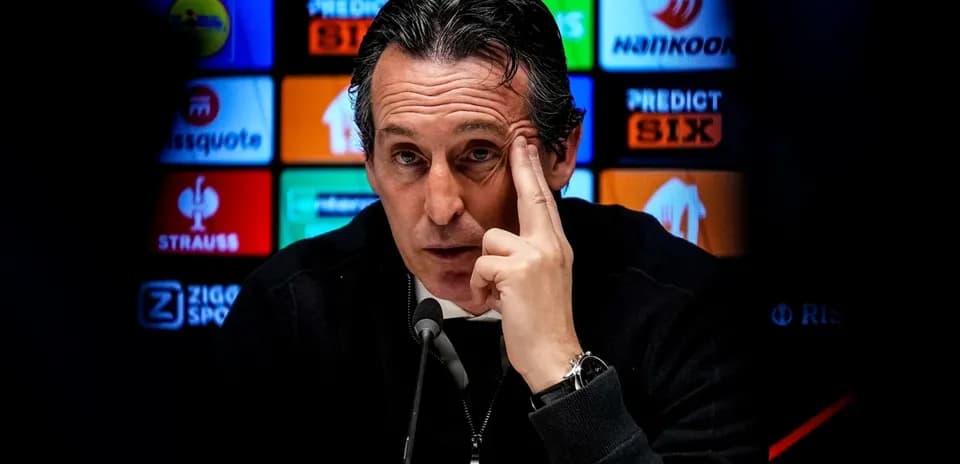 Entraîneur parlant lors d'une conférence de presse