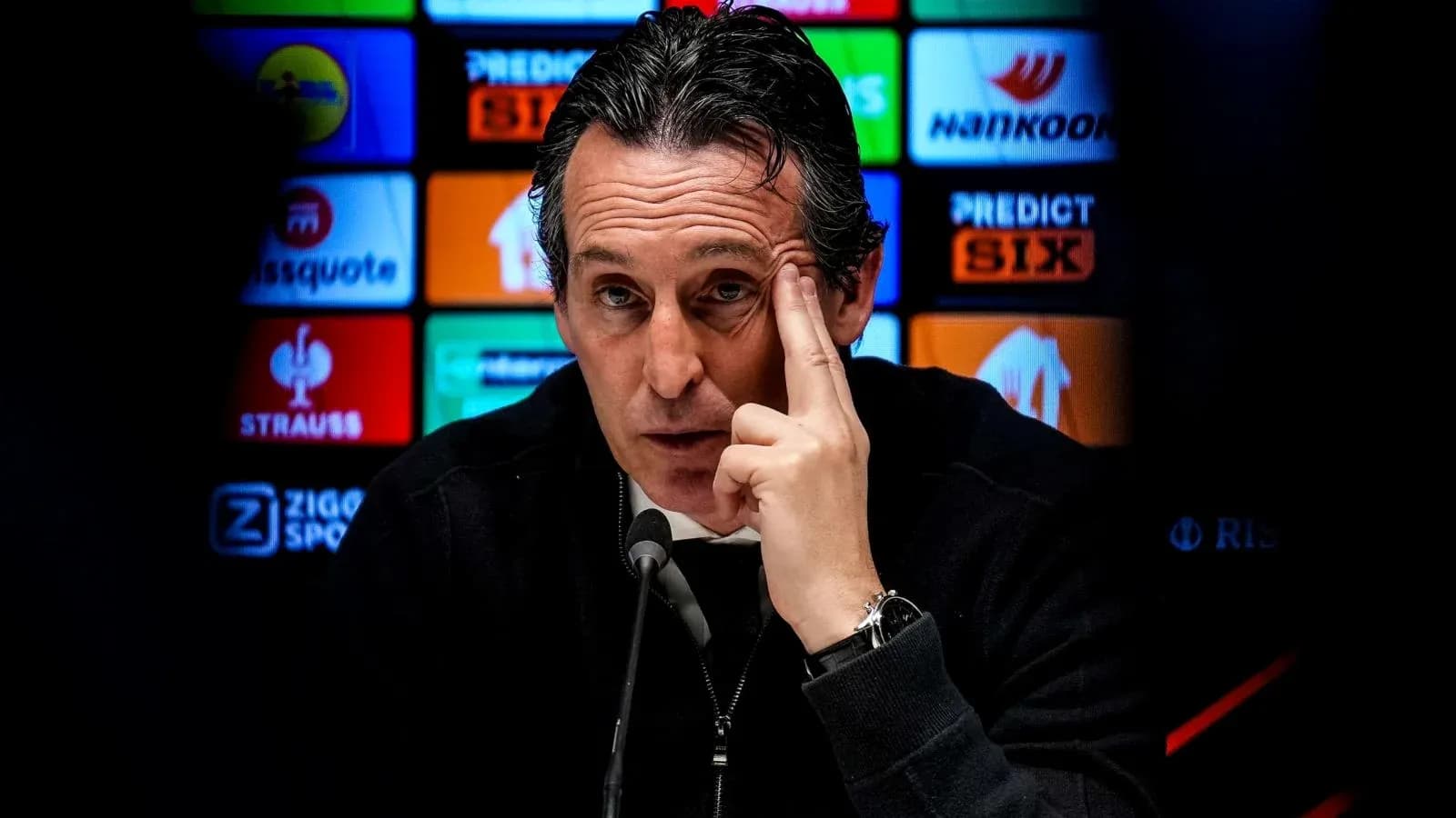 Entraîneur parlant lors d'une conférence de presse
