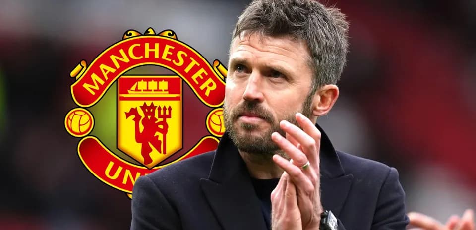 Entraîneur applaudissant avec logo de Manchester United en arrière-plan