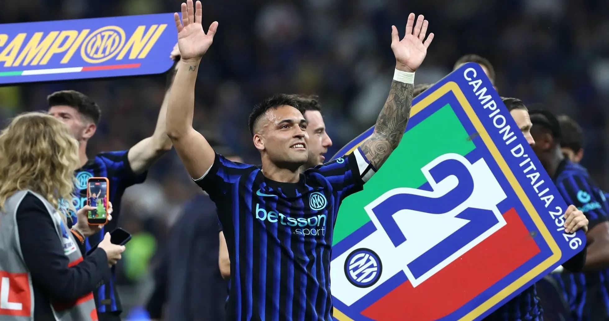 Lautaro Martinez célébrant avec le trophée de champion
