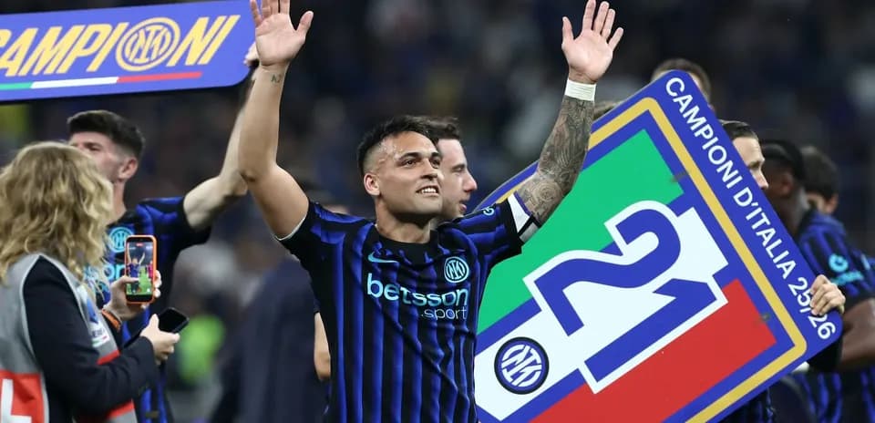 Lautaro Martinez célébrant avec le trophée de champion