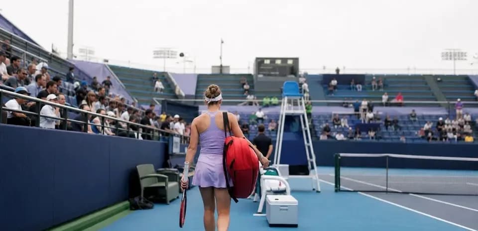 Joueuse de tennis entrant sur le court avec raquette