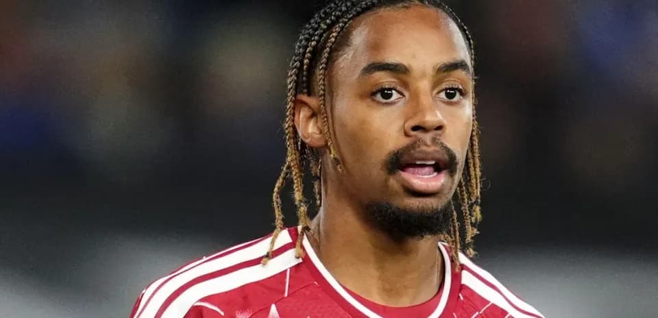 Joueur en maillot rouge lors d'un match
