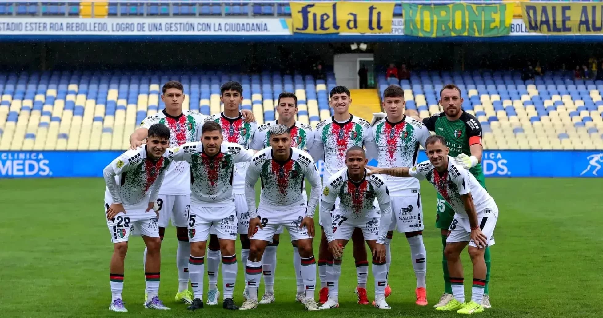 Équipe de Palestino avant le match